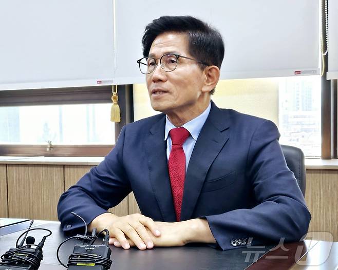 국민의힘 당권 주자인 김문수 후보가 1일 오후 대구 수성구 범어동 국민의힘 경북도당 회의실에서 기자들과 만나 질문에 답하고 있다. ⓒ News1 남승렬 기자