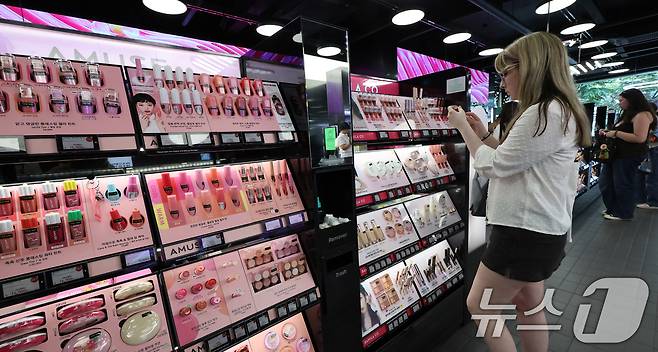 서울 중구 명동의 한 뷰티 매장에서 외국인 관광객들이 화장품을 둘러보고 있다.2025.5.14/뉴스1 ⓒ News1 박지혜 기자