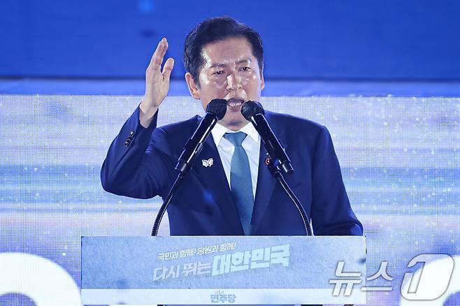 정청래 더불어민주당 신임 당대표가 2일 경기 고양시 킨텍스에서 열린 제2차 임시전국당원대회에서 당대표 수락 연설을 하고 있다. 2025.8.2/뉴스1 ⓒ News1 유승관 기자