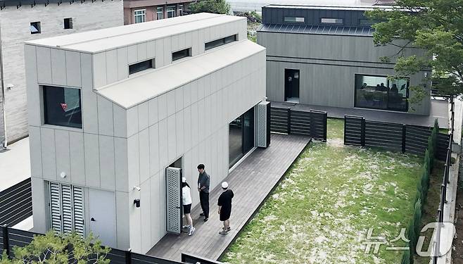 전북 김제에서 LG 스마트코티지를 둘러보고 있는 방문객들(LG전자 제공)