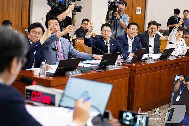 국회 법제사법위원회 국민의힘 의원들이 지난 1일 서울 여의도 국회에서 열린 제427회 국회(임시회) 법제사법위원회 제5차 전체회의에서 노란봉투법에 대한 토론을 신청하고 있다. 2025.8.1/뉴스1 ⓒ News1 유승관 기자