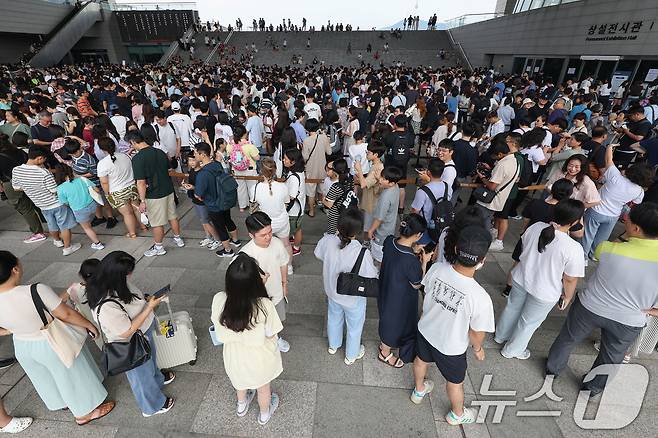 3일 오전 서울 용산구 국립중앙박물관 전시실 앞 광장이 입장을 대기하는 시민들로 북적이고 있다. 2025.8.3/뉴스1 ⓒ News1 민경석 기자