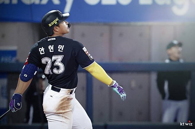KT 안현민이 포항구장에서 열린 2025 KBO리그 삼성전에서 홈런을 때린 후 타구를 바라보고 있다. 사진 | KT 위즈