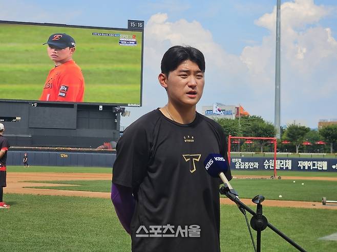 KIA 김도영이 2일 광주-기아 챔피언스 필드에서 열린 2025 KBO리그 한화전에 앞서 훈련을 마친 후 인터뷰를 하고 있다. 뒷편 전광판에는 문동주 등판 모습이 나오고 있다. 광주 | 김동영 기자 raining99@sportsseoul.com