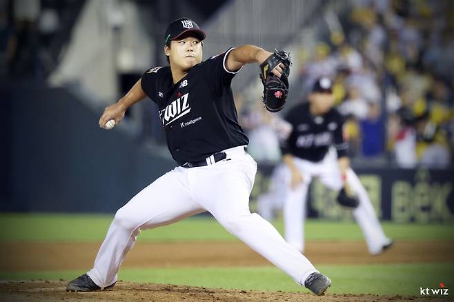KT 강백호가 지난달 31일 서울 잠실야구장에서 열린 KBO 프로야구 LG전 8회말 마운드에  올라 역투하고 있다. 사진 | KT위즈 제공