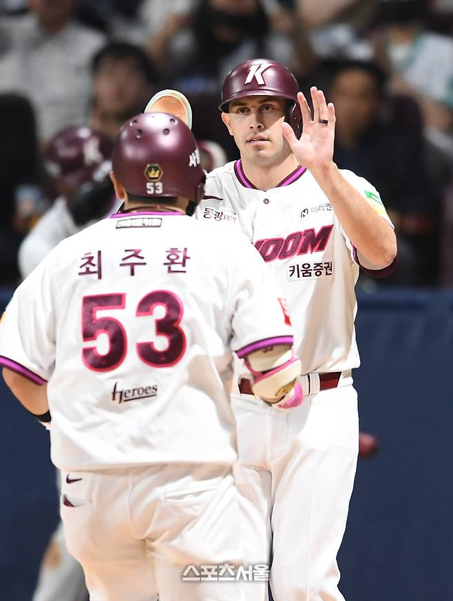 카디네스가 최주환과 하이파이브를 하고 있다. 고척 | 박진업 기자 upandup@sportsseoul.com