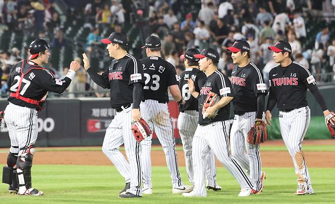 LG 선수들이 1일 부산 사직야구장에서 열린 2025 KBO리그 롯데전에서 3-2로 승리한 뒤 승리의 기쁨을 나누고 있다. 사진 | 연합뉴스