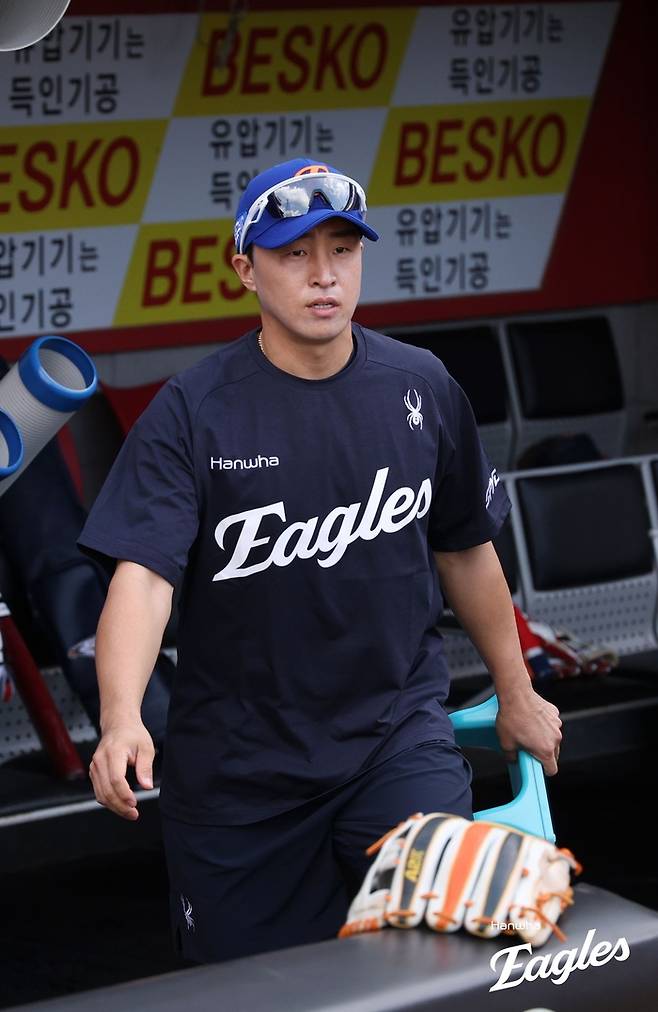 한화 손아섭이 1일 광주-기아 챔피언스 필드에서 2025 KBO리그 KIA전에 앞서 훈련을 위해 그라운드로 나가고 있다. 사진 | 한화 이글스