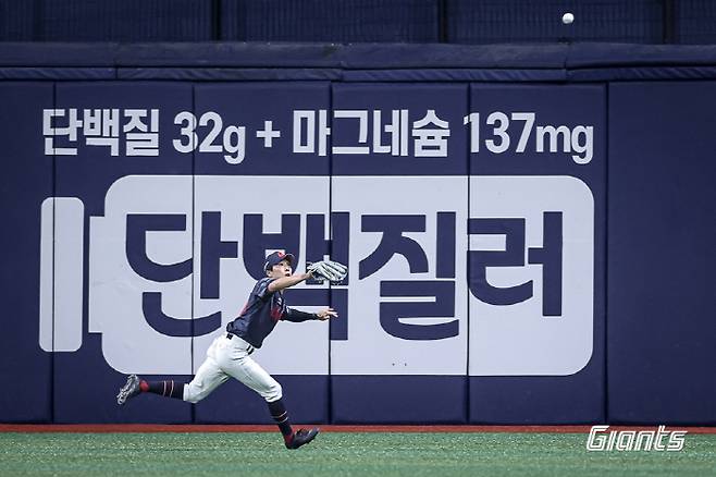 8회말 카디네스의 타구를 잡아내는 롯데 김동혁. 사진제공=롯데 자이언츠