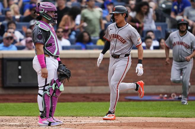 이정후가 4회초 2루타를 치고 나간 뒤 그랜드 맥크레이의 적시타 때 홈을 밟고 있다. AP연합뉴스