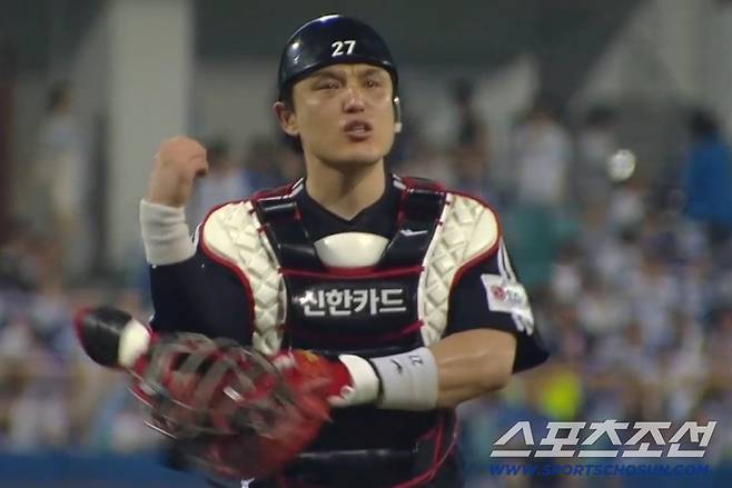 LG 포수 박동원이 팔꿈치를 가리키며 벤치에 유영찬의 팔에 문제가 있음을 알리고 있다. SPOTV2 중계화면 캡쳐