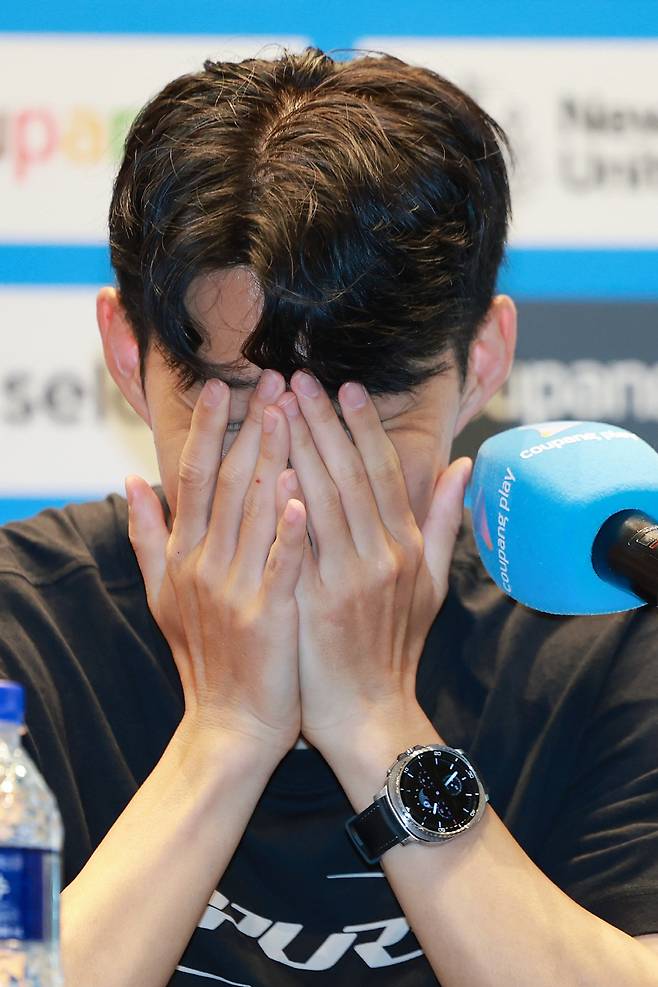 토트넘 손흥민, 올여름 팀 떠나기로

    (서울=연합뉴스) 신현우 기자 = 잉글랜드 프로축구 토트넘 손흥민이 2일 서울 영등포구 IFC 더포럼에서 열린 2025 쿠팡플레이 시리즈 기자회견에 참석해 있다.

    이날 손흥민은 기자회견에 앞서 별도의 발언을 통해 "올여름 팀을 떠나기로 결정했다"고 발표했다. 2025.8.2