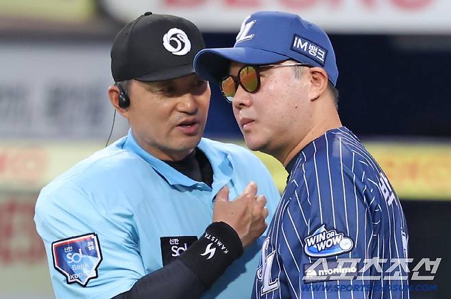 삼성 박진만 감독이 3회말 김영웅의 볼넷 판정 번복에 대해 오훈규 주심에게서 설명을 듣고 있다. 사진제공=삼성 라이온즈