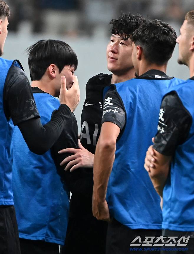 3일 서울월드컵경기장에서 열린 토트넘과 뉴캐슬의 경기, 손흥민이 후반 교체되며 양민혁과 포옹을 하고 있다. 상암=허상욱 기자wook@sportschosun.com/2025.08.03/