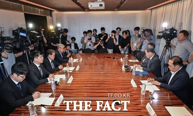 1일 정부가 1년 6개월 동안 집단 사직으로 환자에 피해를 준 전공의들에게 복귀를 위한 특례를 제공할지 관심이 모인다. 환자들과 시민단체는 국민 피해가 실제 있는 상황에서 전공의들에게 사직에 따라 책임을 묻지 않고 입영 연기 등 특례를 제공하면 국민적 박탈감이 커지고 의료계 집단행동도 반복될 수 있다며 반대하고 있다. 사진은 지난달 25일 한성존(왼쪽 두 번째) 대한전공의협의회 비상대책위원장이 서울 중구 더 플라자 호텔에서 열린 수련협의체 제1차 회의에서 인사말을 하는 모습./뉴시스