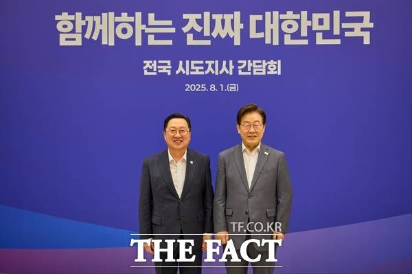 이재명 대통령(오른쪽)과 이장우 대전시장(왼쪽)이 전국 시도지사 간담회에서 기념촬영을 하고 있다./대통령실