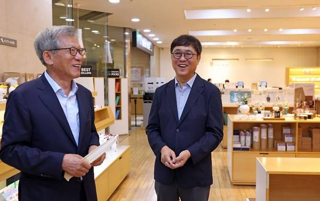 최휘영 문화체육관광부 장관(오른쪽)이 3일 서울 용산구 국립중앙박물관을 찾아 유홍준 국립중앙박물관장과 함께 이야기를 나누고 있다.  [사진 제공= 문화체육관광부]