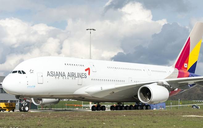 아시아나항공이 대한항공과의 기업결합 승인 조건인 운임 인상 한도를 위반, 121억 원의 강제이행금을 물고 검찰 수사도 받게 됐다. (이미지 출처: 에어버스)