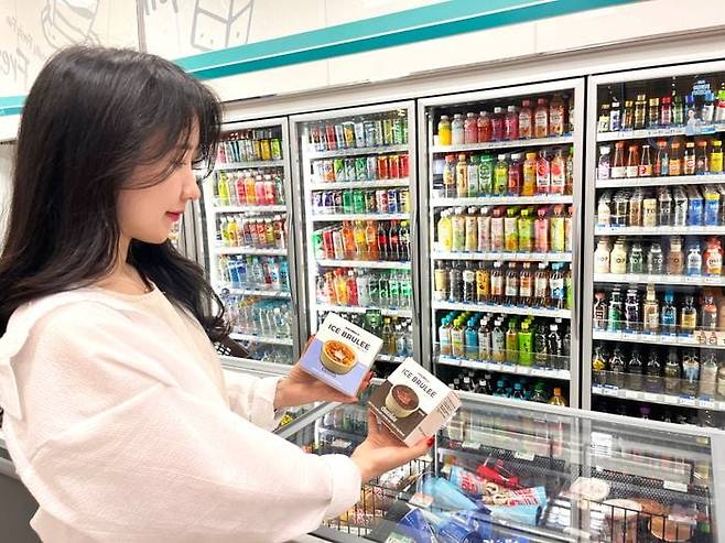GS25의 모델이 편의점에서 아이스브륄레 제품을 바라보고 있다. /GS리테일 제공