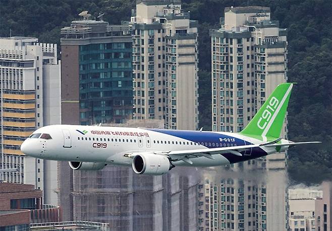 중국 국영 상용항공기공사(COMAC·코맥)가 개발한 C919 항공기의 비행 모습. /로이터=연합뉴스