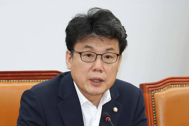 진성준 더불어민주당 정책위의장이 29일 오전 서울 여의도 국회에서 열린 원내대책회의에서 발언하고 있다. /뉴스1