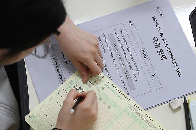 2025년 7월 고3 전국연합학력평가가 치러진 지난달 10일 대구 수성구 대구여자고등학교에서 고3 학생들이 시험 준비를 하고 있다. /연합뉴스
