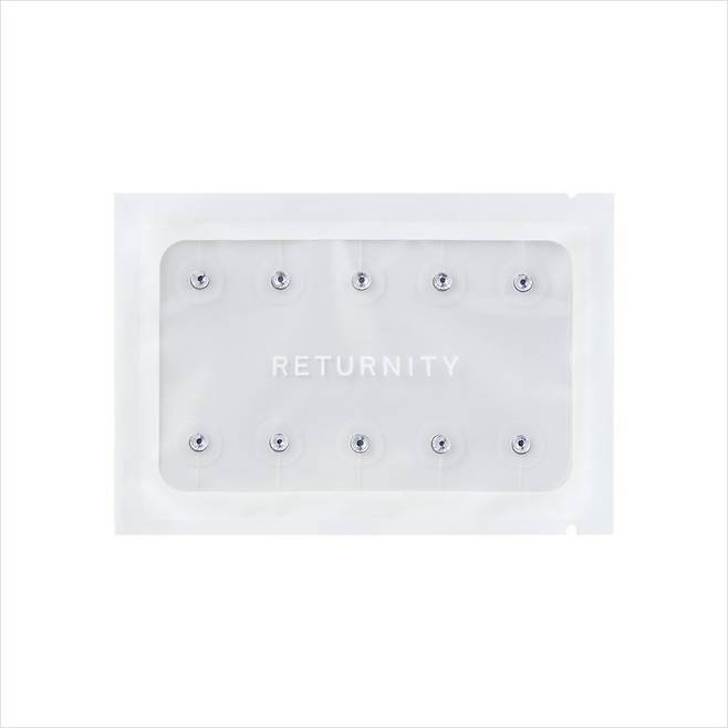 패치 앞면에 크리스털 장식이 있어 귀고리처럼 연출할 수 있고 최대 48시간 착용 가능해 데일리 부기템으로 제격이다. 이어테라피 크리스탈 1만2천9백원 Returnity.