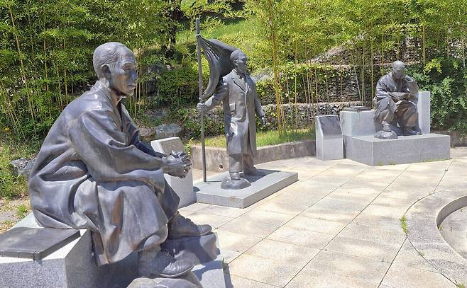 청주시 상당구 문의면 문의문화유산단지에 청주 출신 7명의 애국지사 동상이 있는데 그중 3명이 고령 신씨 문중이다. 왼쪽부터 신홍식 목사, 예관 신규식, 단재 신채호. 김재근 선임기자