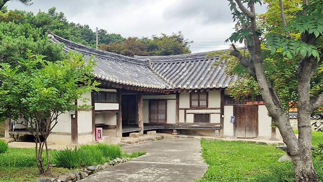 청주시 상당구 가덕면 인차리의 독립운동가 신형호 고가(충북도 유형문화재). 현재 안채만 남아 있는데 고령신씨 문중에서 사랑채를 문동학원으로 운영했다고 한다. 김재근 선임기자