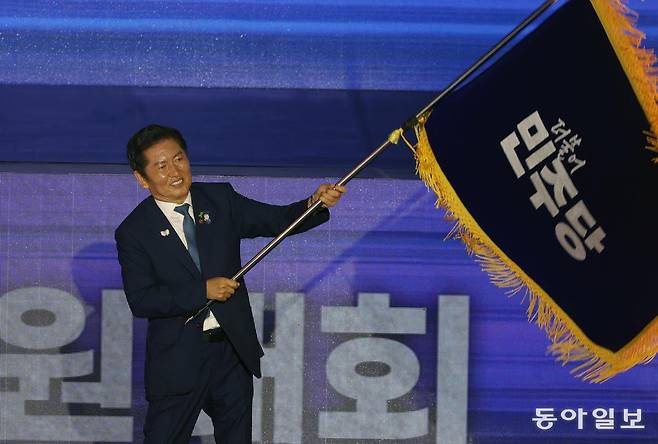 2일 오후 고양 킨텍스에서 열린 더불어민주당 전국당원대회(전당대회)에서 정청래 당 대표와 황명선 최고위원이 당선됐다. 이번 당 대표 선거는 권리당원(55%)·대의원(15%) 투표, 일반 국민 여론조사(30%)를 합산해 가장 높은 지지를 얻은 후보를 뽑았다.2025.08.02 이훈구 기자 ufo@donga.com