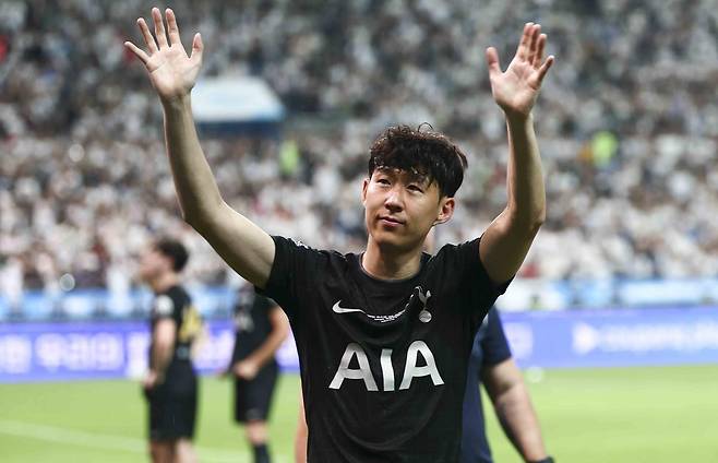 토트넘 손흥민이 3일 서울월드컵경기장에서 열린 뉴캐슬과의 친선전이 끝난 뒤 관중에게 인사를 건네고 있다. 뉴시스.