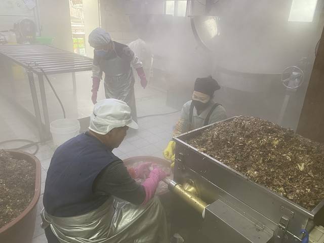 부강옥 직원들이 재료 손질에 분주하게 움직이고 있다. 부강옥 제공