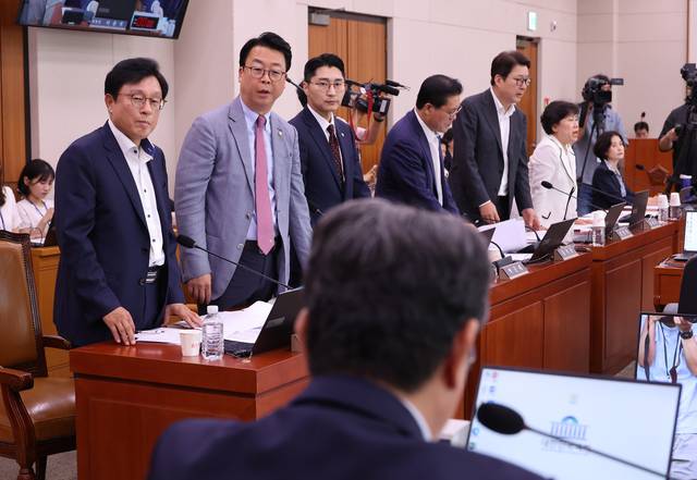서울 여의도 국회에서  법제사법위원회 전체회의에서 방송 3법이 통과되고 있는 가운데 법사위 국민의힘 간사 박형수(왼쪽 첫번째) 의원을 비롯한 의원들이 이춘석 위원장에게 항의하고 있다.  [연합뉴스]
