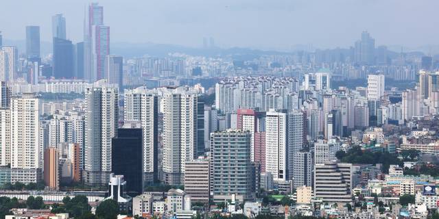 서울 남산 전망대에서 바라본  서울 아파트 단지. [연합뉴스 제공]
