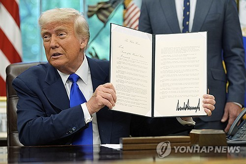 도널트 트럼프 미국 대통령이 올 5월 14일(현지시간) 약가 인하 관련 행정명령에 서명한 뒤 이를 들어보이고 있다. 연합뉴스