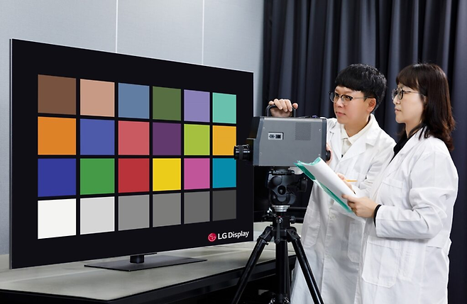 LG디스플레이 연구원들이 맥베스 컬러차트를 활용해 대형 OLED 패널의 화질 품질 평가를 진행하고 있다. 〈사진 LG디스플레이 제공〉