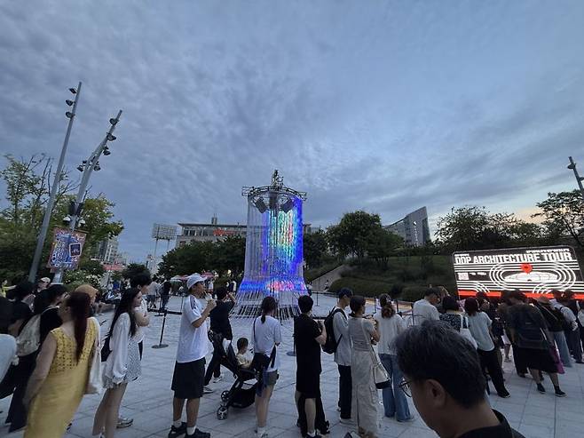 지난 7월 31일 개막식이 시작되기 전 시민들이 미디어 아트 주변 체험 전시를 위해 줄을 서고 있다. 이창훈 기자