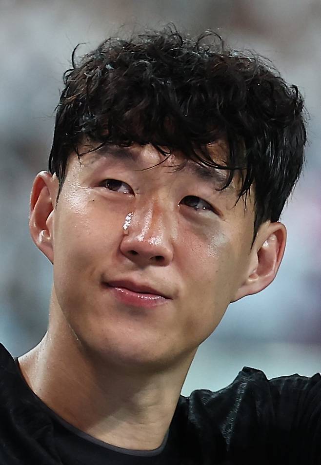 올여름 팀을 떠나기로 한 토트넘 홋스퍼 손흥민이 3일 서울월드컵경기장에서 열린 2025 쿠팡플레이 시리즈 뉴캐슬 유나이티드와의 친선경기가 끝난 뒤 눈물을 흘리며 손을 흔들고 있다.뉴시스