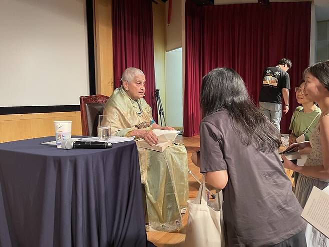 스피박이 강연이 끝나고 자신의 책 ‘서발턴은 말할 수 있는가?’ 한국어판 번역본을 넘겨보며 청중들과 이야기를 나누고 있다.