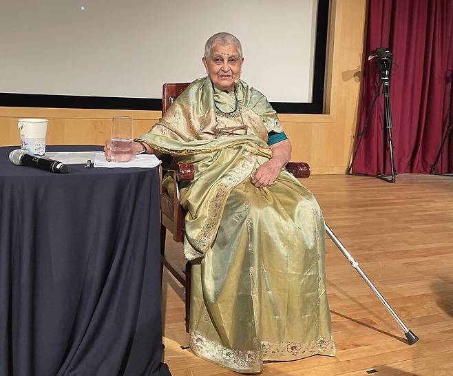 가야트리 차크라보르티 스피박. “이 거대한 행성에서 우리 위치는 어디인지, 우리가 얼마나 작은 존재인지 느끼는 것이 행성적 감각이며 죄책감보다 책임감을 배워야 한다”고 말했다.