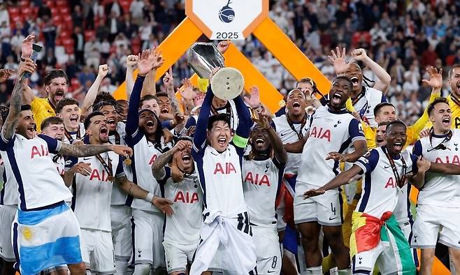 손흥민이 지난 5월 스페인 빌바오의 산마메스 경기장에서 열린 2024∼2025 유럽축구연맹(UEFA) 유로파리그에서 우승한 뒤 트로피를 들어 올리고 있다. 토트넘 구단 누리집 갈무리