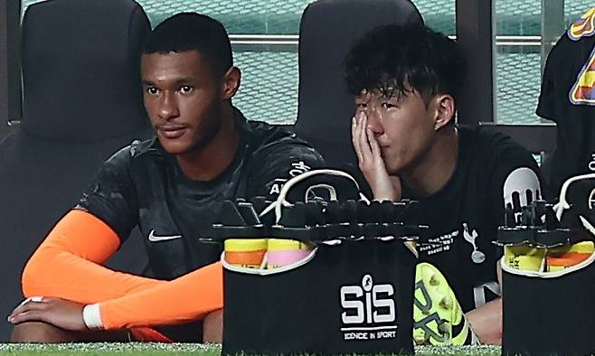 토트넘 홋스퍼 손흥민이 3일 서울월드컵경기장에서 열린 2025 쿠팡 플레이 시리즈 뉴캐슬 유나이티드와 친선전에서 후반 교체된 뒤 벤치에서 눈물을 흘리고 있다. 연합뉴스