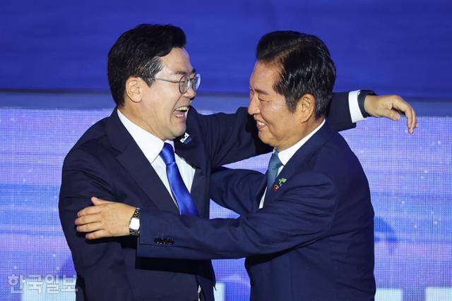 정청래(오른쪽) 신임 더불어민주당 당대표와 경쟁자였던 박찬대 의원이 2일 경기 고양 킨텍스에서 열린 임시 전당대회에서 최종 결과 발표 후 서로 포옹하고 있다. 고양=하상윤 기자