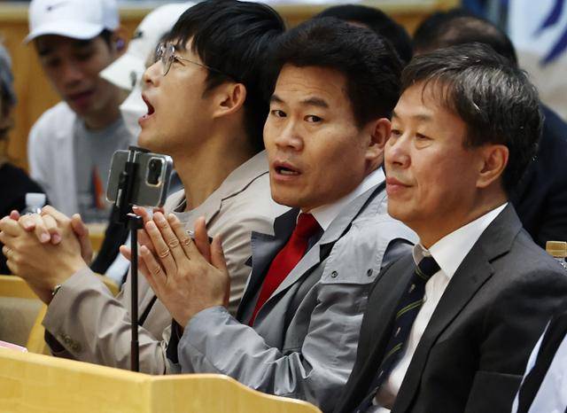 한국사 강사 출신 보수 유튜버 전한길(가운데)씨가 지난달 17일 오후 서울 은평구 은평제일교회에서 열린 모스탄 대사 초청 간증 집회에 참석해 자리하고 있다. 뉴스1