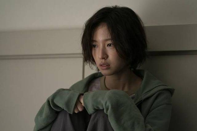 아린은 최근 공개된 웨이브 오리지널 시리즈 'S라인'에서 새로운 얼굴로 변신했다. 웨이브 제공