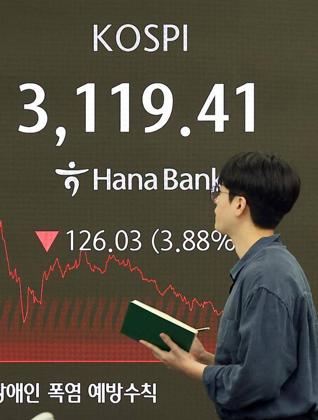 코스피가 전장 대비 4% 가까이 급락한 1일 오후 서울 중구 하나은행 딜링룸 전광판에 마감 시황이 나오고 있다. 뉴스1