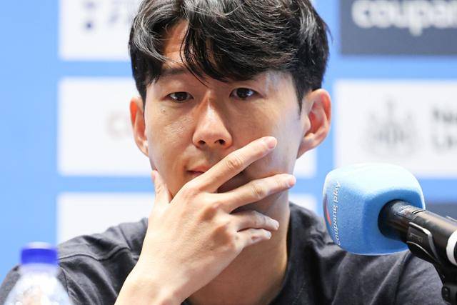 손흥민이 2일 서울 여의도 IFC몰에서 열린 2025 쿠팡플레이 시리즈 토트넘 공식 기자회견에서 "올여름 토트넘을 떠난다"고 말한 뒤 잠시 생각에 잠겨 있다. 뉴시스
