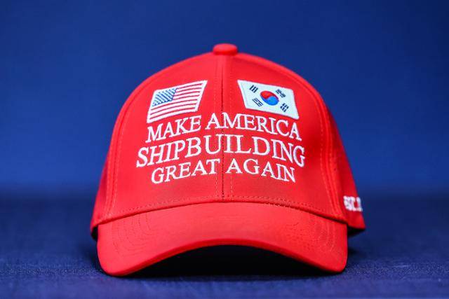 3일 대통령실에서 공개한 ‘마스가(MASGA·Make American Shipbuilding Great Again)’ 모자. 초읽기에 몰리던 한미 관세 협상의 막판 타결을 이끈 한미 조선 산업 협력 프로젝트인 마스가는 '마가(MAGA·Make America Great Again)’라는 정치 구호를 내세워 재선에 성공한 도널드 트럼프 미국 대통령을 설득한 맞춤형 구호로 알려졌다. 왕태석 선임기자