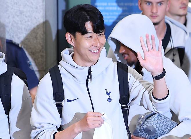 <yonhap photo-3460=""> 팬들 향해 손 흔드는 손흥민 (영종도=연합뉴스) 김도훈 기자 = 잉글랜드 프리미어리그 토트넘 홋스퍼 손흥민이 1일 인천국제공항 제1터미널을 통해 입국하며 팬들에게 손을 흔들고 있다. 토트넘은 오는 3일 오후 8시 서울 월드컵경기장에서 뉴캐슬 유나이티드와 친선전을 치른다. 2025.8.1 superdoo82@yna.co.kr/2025-08-01 16:41:52/ <저작권자 ⓒ 1980-2025 ㈜연합뉴스. 무단 전재 재배포 금지, AI 학습 및 활용 금지></yonhap>