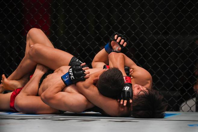 박현성(위)이 타이라 타츠로에게 페이스 크랭크를 당하는 모습. 사진=UFC